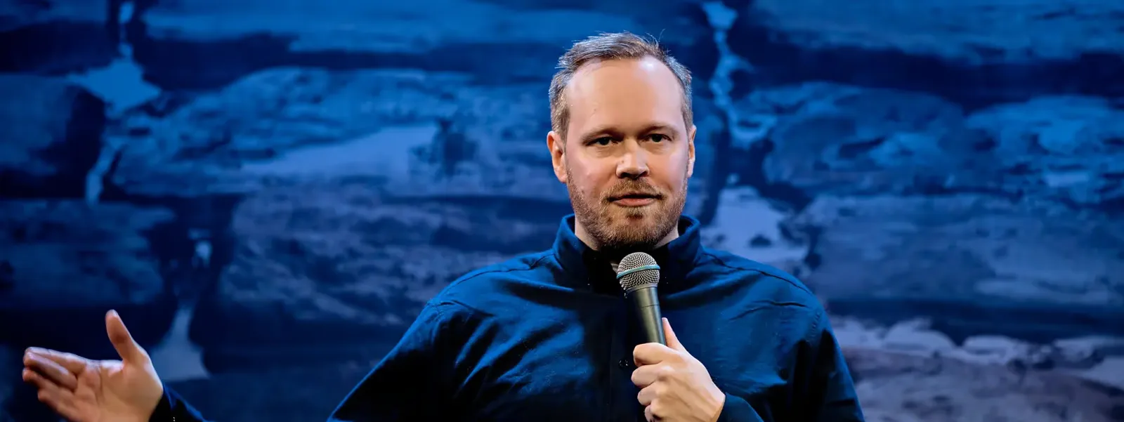 Christoffer Schjelderup på scenen i Bergen