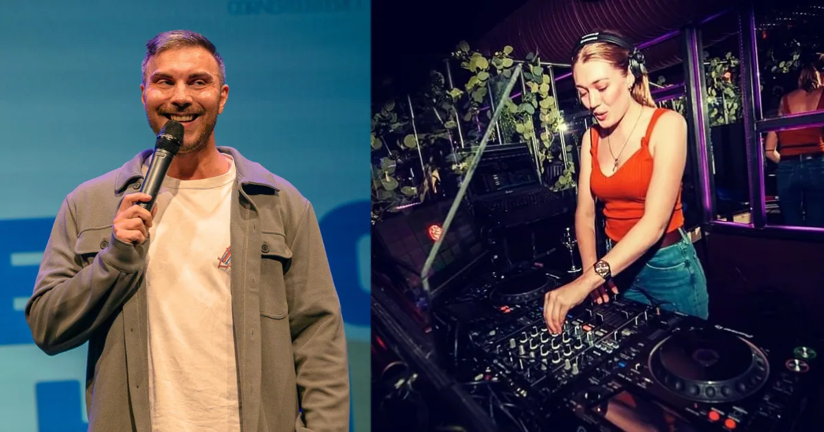Komiker med mikrofon på scenen og DJ bak mikseren på fest